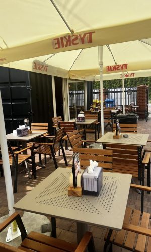 Restauracja fastfood z lokalem typu foodtruck z kraftowym jedzeniem